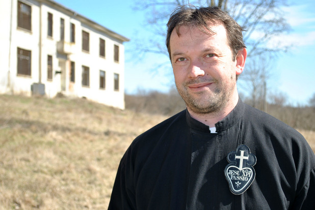 Енорийският католически свещеник Паоло Кортези който през пролетта беше принуден