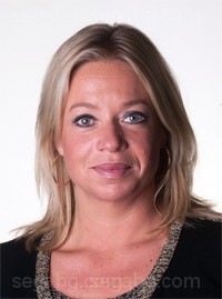 СНИМКА http://www.nato.intХоландският министър на отбраната Жанин Хенис-Плашарт подаде оставка, след