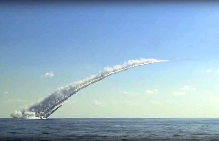 Крилати ракети Калибър излитат от подводницата Колпино която е в