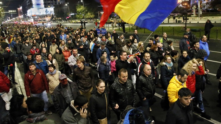 Снимка БГНЕСНяколко хиляди румънци протестираха снощи в столицата пред сградата