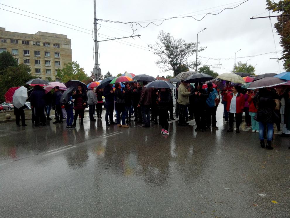 Лекари медицински сестри и граждани отново протестираха днес във Враца