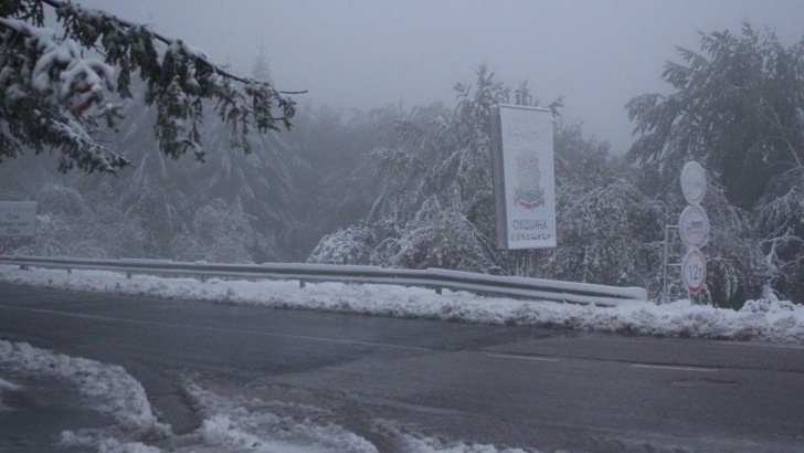 Старопланинските проходи Петрохан и Троянски остават затворени съобщи БНР Те