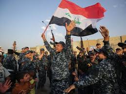 Иракски военни и полицаи празнуват победатат в Мосул Снимка в Ю Ес