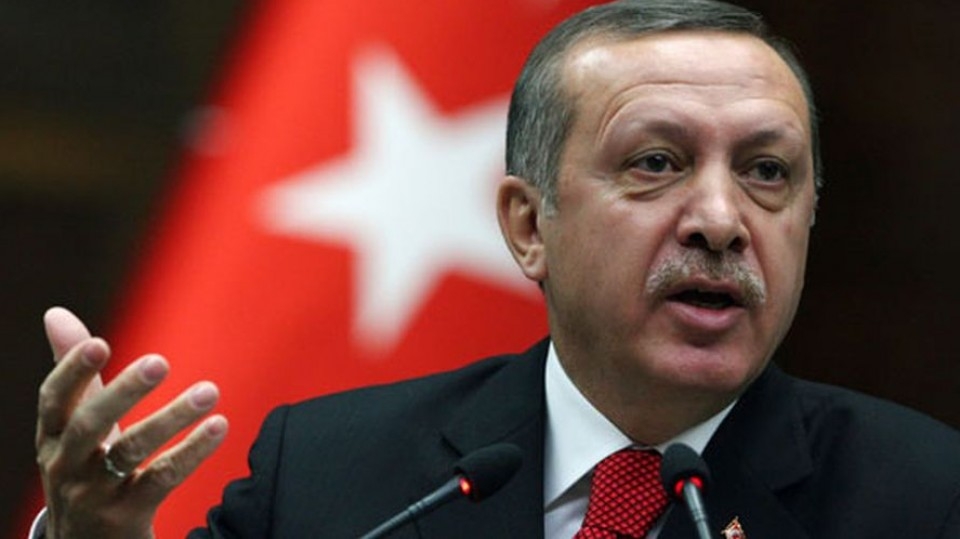 Турският президент Реджеп Ердоган разговаря по телефона с френския си