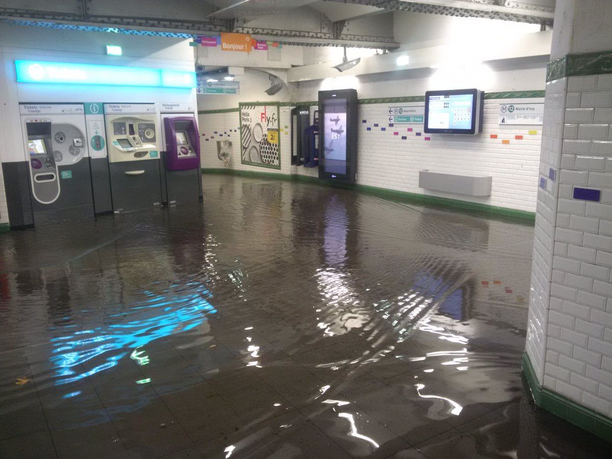 Наводнена станция на метрото Снимка Фигаро Много станции на парижкото метро