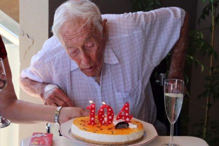 105 годишният австралийски учен Дейвид Гудъл реши да сложи край на