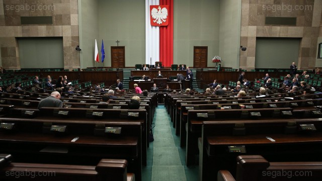 Снимка ЕПА БГНЕСПолският парламент гласува вчера намаляване с 20 на заплатите
