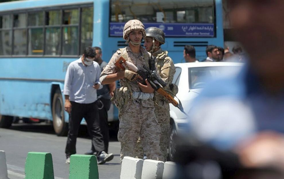 Снимка БГНЕССъдът в Иран осъди на смърт осем души заради