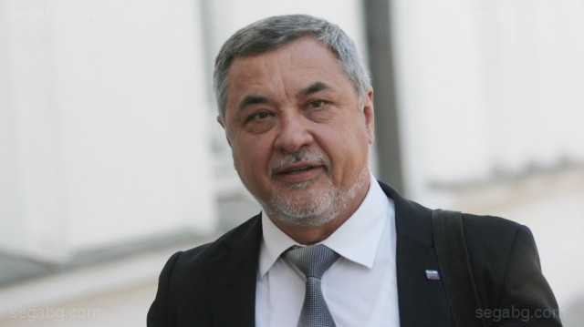 Вицепремиерът Валери Симеонов намекна за оставка заради разногласията с министъра