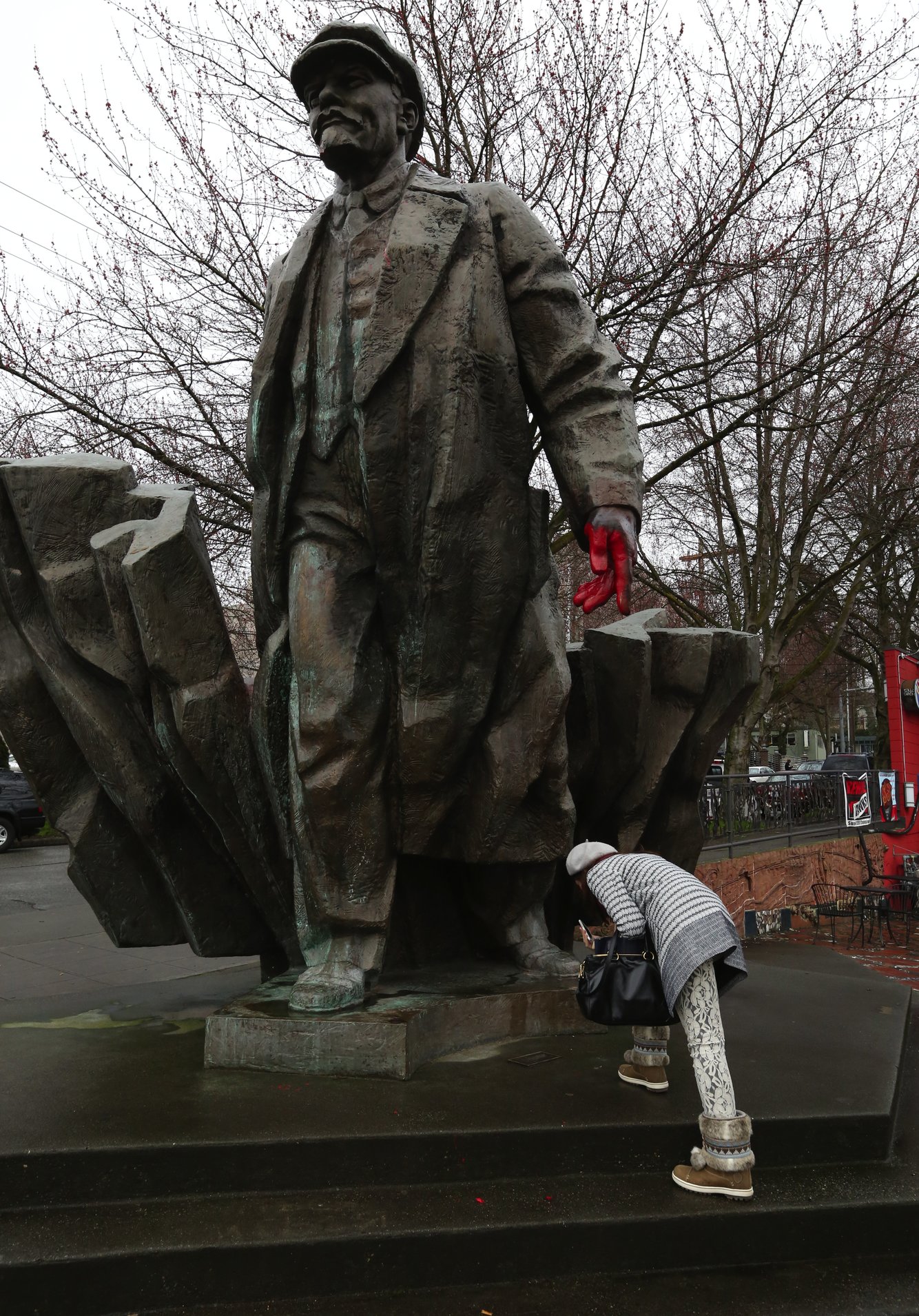 Вандали са боядисали ръцете на статуята в червено Снимка Сиатъл