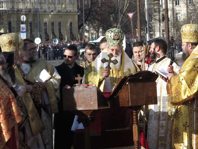 Решението на Българската православна църква БПЦ да разгледа искането на
