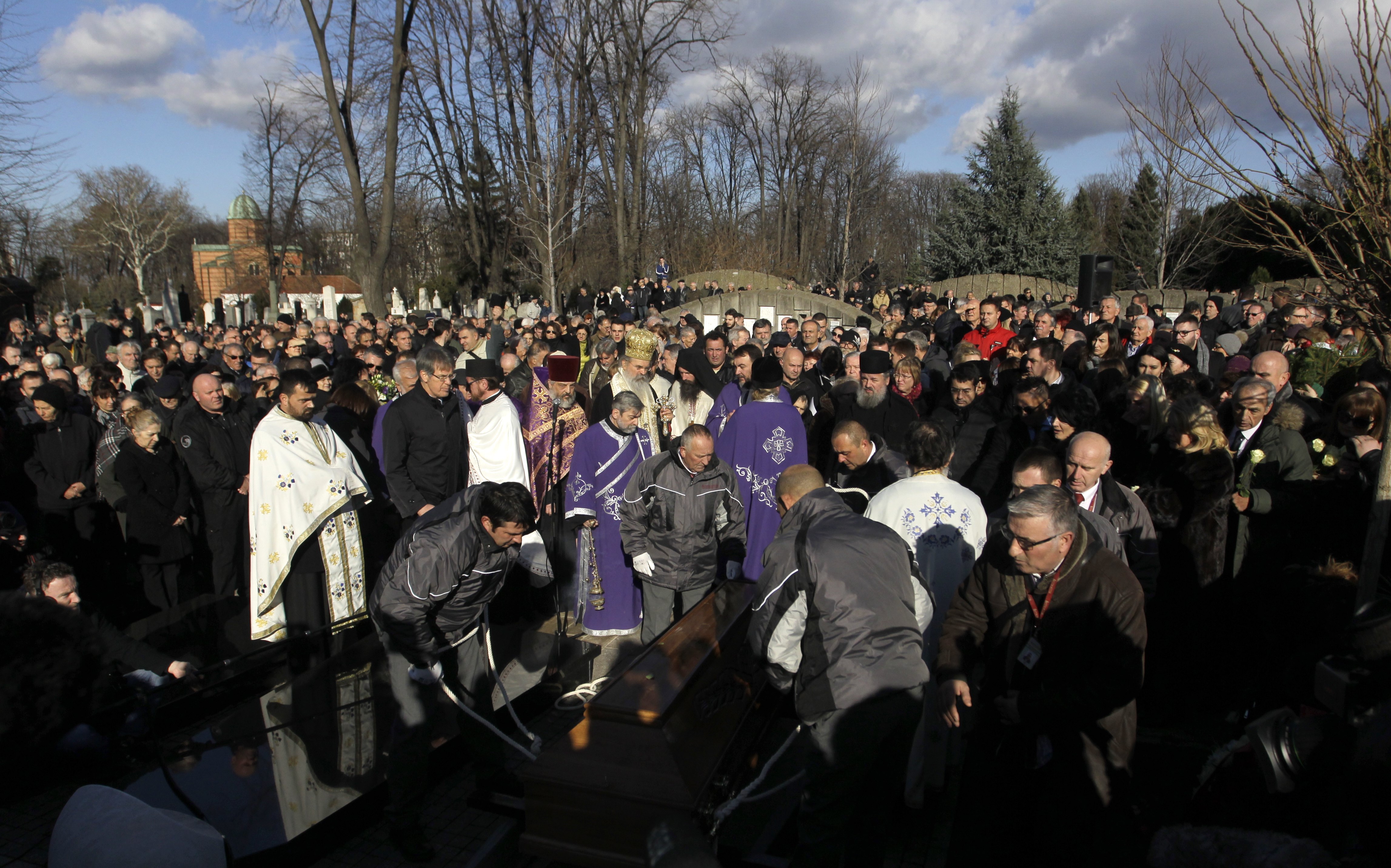 Снимка ЕПА БГНЕССтотици хора се събраха днес на Новото гробище в