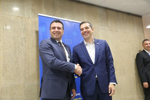 Зоран Заев и Алексис Ципрас на срещата си в София.