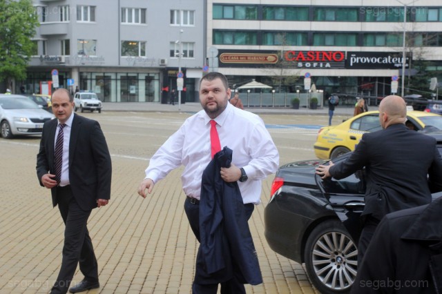 Депутатът от ДПС Делян Пеевски си е наел американската компания