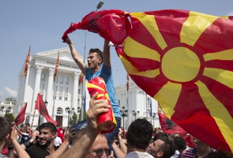 Под засилено полицейско присъствие започна протестът пред сградата на македонския