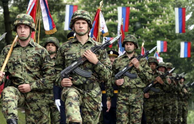 Снимка: ЕПА/БГНЕССръбските военнослужещи планират масови всекидневни протести от септември заради