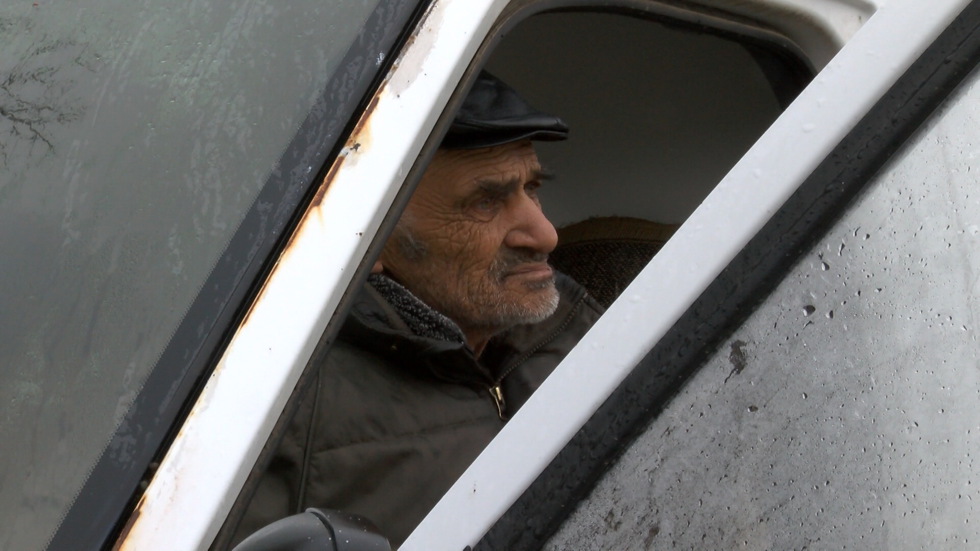 снимка: БГНЕС75-годишен мъж живее от месец в изоставен бус в