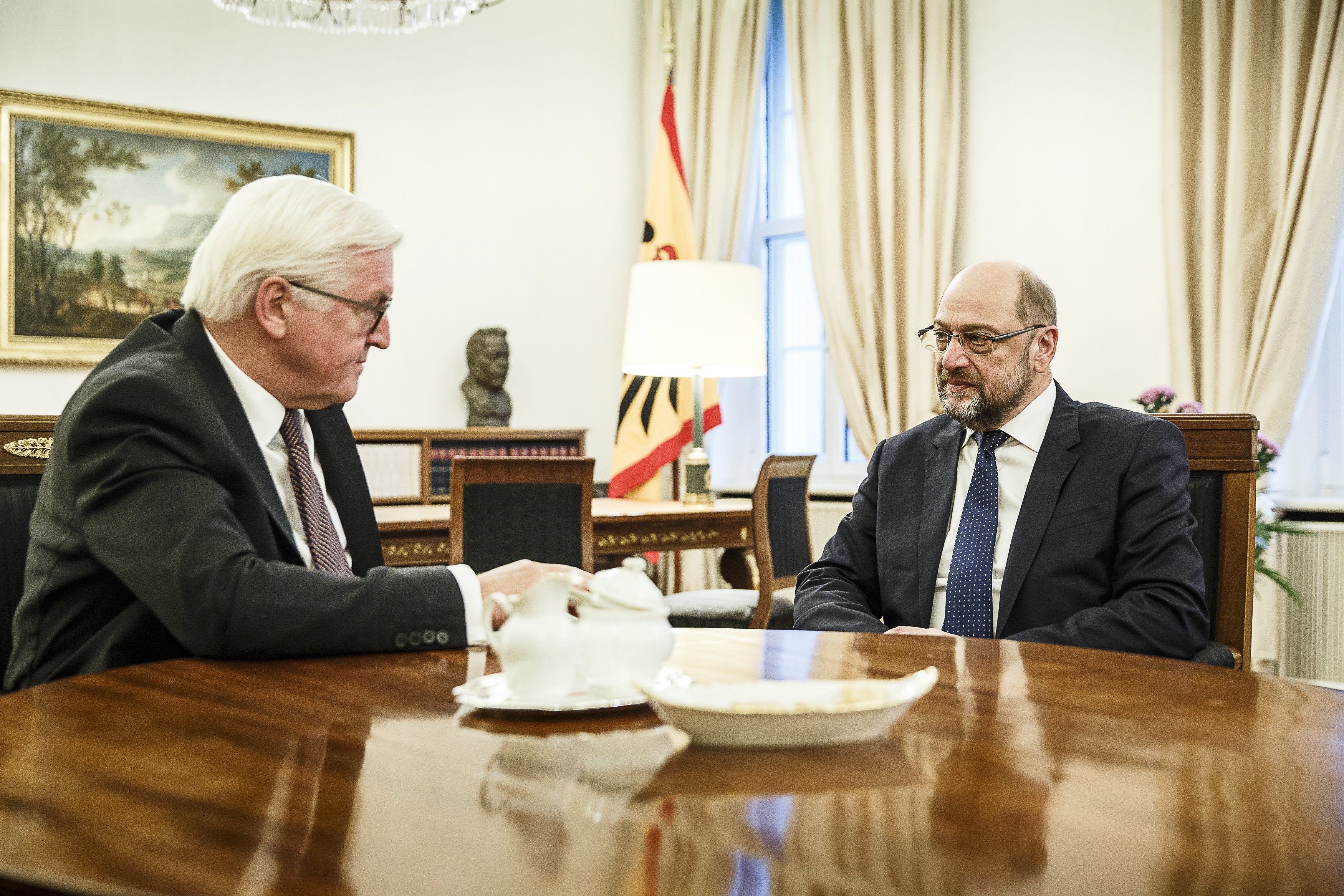 Германският президент Франк-Валтер Щайнмайер(вляво) проведе днес консултации с лидера на