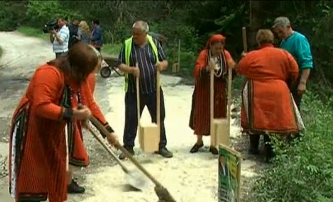 Жители на родопското село Забърдо сами започнаха да пълнят дупките