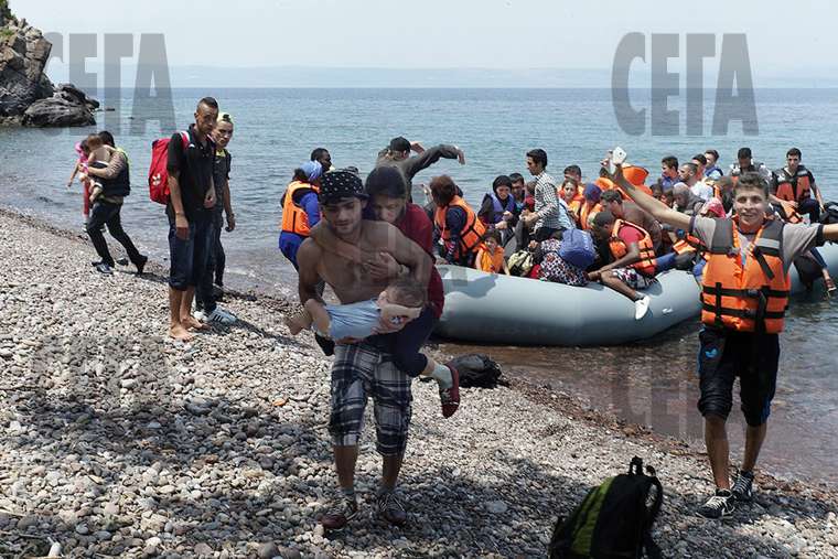 Испански кораби са спасили 408 мигранти опитали се да прекосят