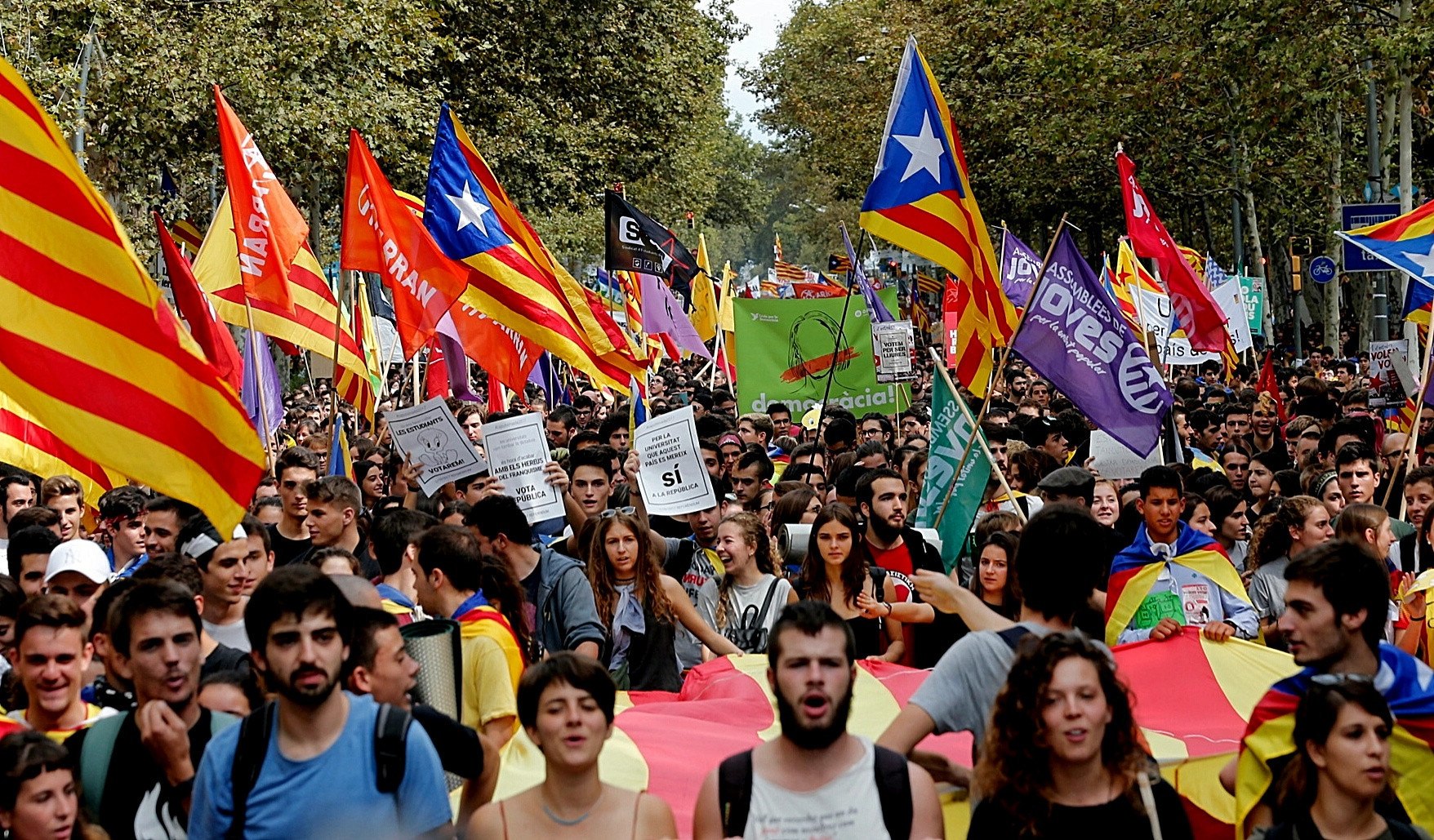 Хиляди студенти поискаха в Барселона да се проведе референдумът за