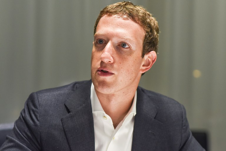 Фейсбук засилва лобирането във Вашингтон преди Марк Зукърбърг да даде