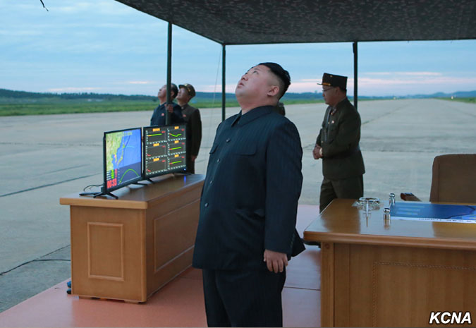 Ким Чен Ун ръководи изстрелването на ракетата Хвасон-12“. Снимка: КЦНАСевернокорейският