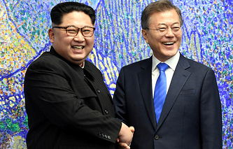 Ким Чен Ун и Мун Чже Ин си стиснаха ръцете