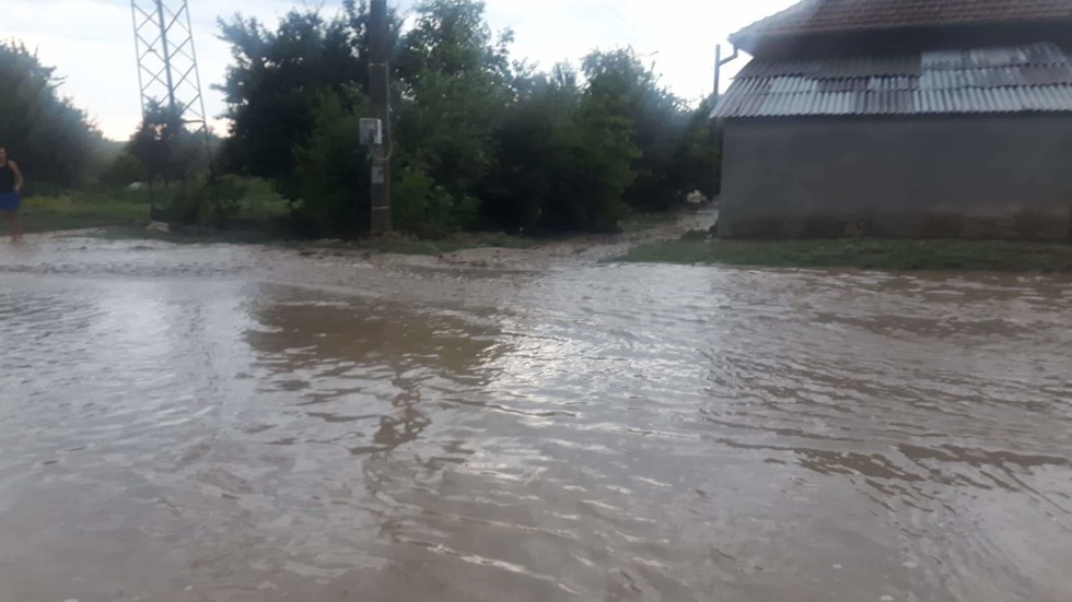 След обилните валежи остава усложнена обстановката в наводнените райони съобщи