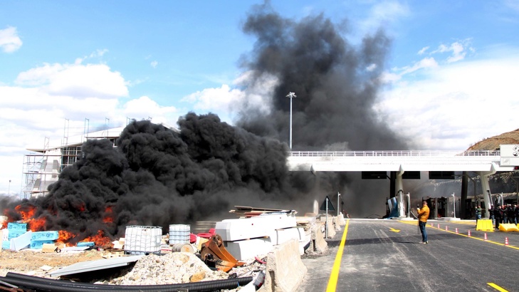 Снимка БГНЕСПротестиращи унищожиха първата будка за магистрални такси след тунела