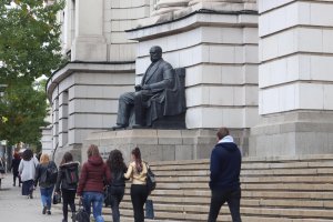 Университетите закръгляват таксите си при прехода към новата валута