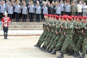 Армията вдига парите на военните зад граница