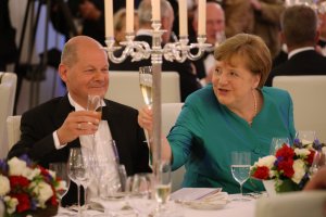 Меркел похарчила 65 000 евро за гримьор и фризьор