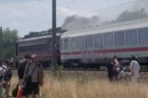 Запали се локомотива на бързия влак, пътуващ от Варна към София