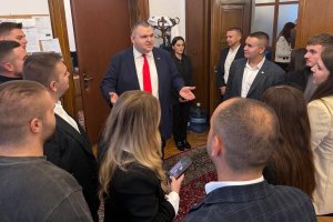 Пеевски преминава в режим на оцеляване