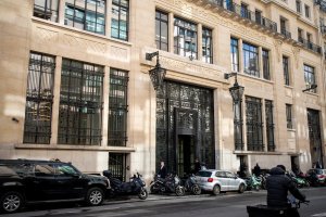 Сенегалец бил нает да подпали Bank of America в Париж