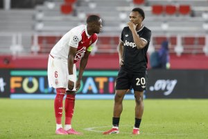 Футболът въведе червен картон за говорене с прикрита уста