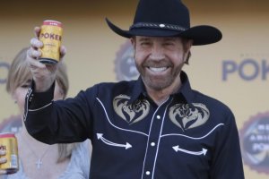 Чък Норис покорил 3187-метров вулкан месеци преди смъртта си