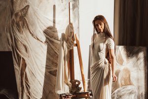 Георгия Рачева търси забравената нежност сред воали и отражения