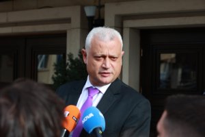 Министър Дечев подозира натиск върху 
прокурор при купуване на гласове