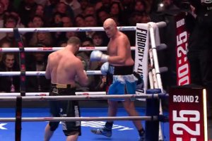 Циганския крал се завърна в тежка категория с победа