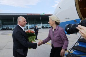 Руска хакерска атака е засегнала самолета на Фон дер Лайен у нас