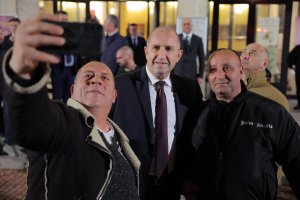 Румен Радев избяга от въпросите на журналист за 