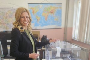 Лице от тесния кръг на Радев категорично отхвърли лева