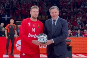 Неудържимият Везенков изведе "Олимпиакос" на прага на Final 4