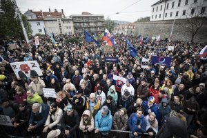 Многохилядни протести срещу Роберт Фицо заляха Словакия