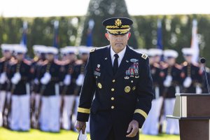 Командващият на Сухопътните войски на САЩ бе набързо пенсиониран