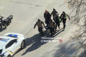 Мъж откри огън и взе заложници в центъра на Киев