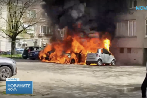 Четири автомобила бяха изпепелени посред бял ден