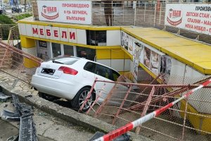 Кола се вряза в подлез в Шумен и рани трима души